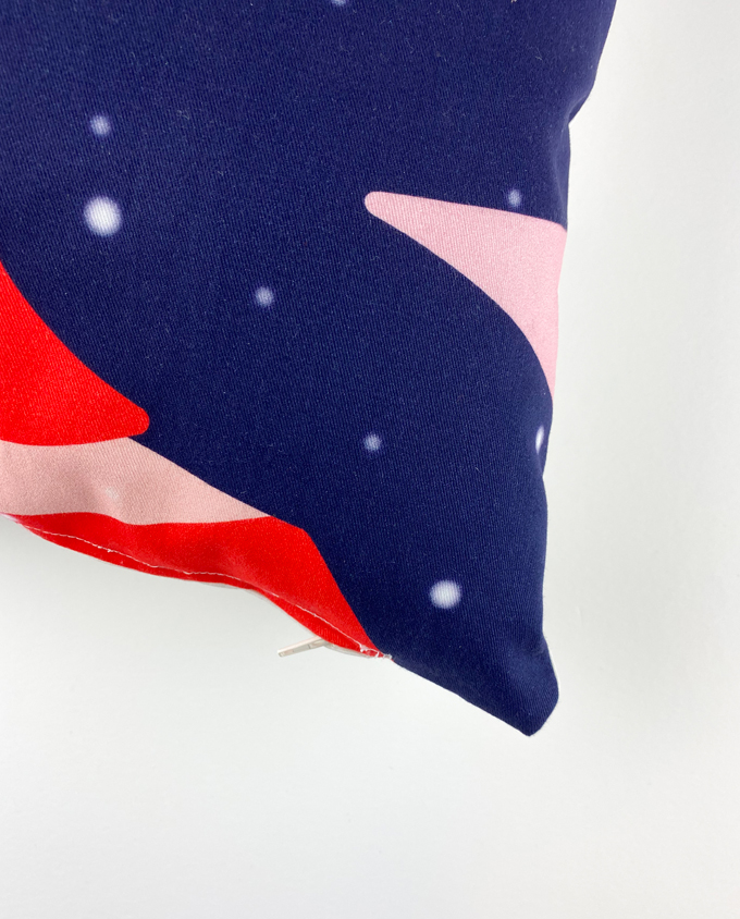 Pillow winter woman dettaglio 02 room