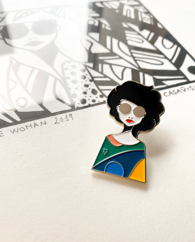 Spilla da giacca illustrazione di una donna