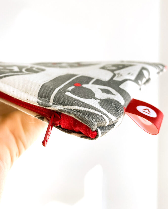 Astuccio realizzato in completamente a mano dalla stoffa alla cucitura. Stampato artigianalmente con la tecnica del Linocut print